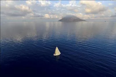 Qui chantait  C'est comme si j'avais pris la mer, j'ai sorti la grand voile ...  