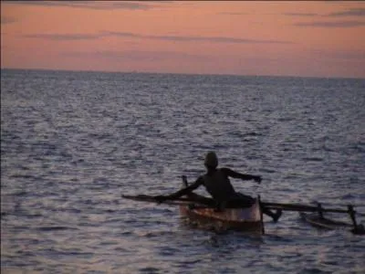 Comment s'appelle ce bateau un peu primitif ?