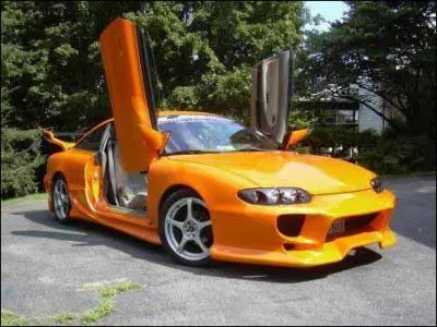 Retrouve la marque de cette voiture :