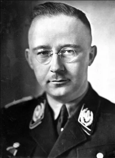 Le 23 mai 1945, Heinrich Himmler se suicide quelques heures aprs son arrestation par une unit...