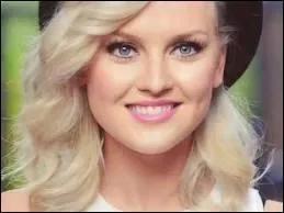 Comment se nomme cette jeune fille aux yeux bleus ?