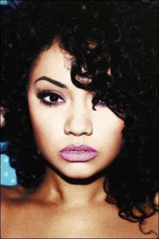 Comment se nomme cette belle fille aux beaux cheveux ?