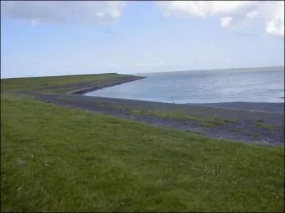 Quel terme dsigne une tendue terrestre, situe en dessous du niveau de la mer, qui gagne du terrain sur une tendue maritime, par le biais notamment de l'amnagement de digues ?