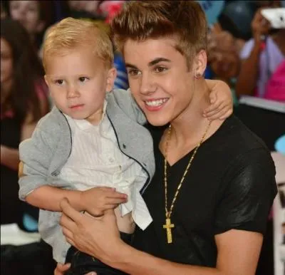 Comment s'appelle son demi-frre ?