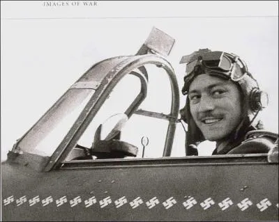 Je suis britannique, connu pour ma chance, mes camarades me surnommeront  Lucky . Aprs avoir t fait prisonnier, je m'vade et pars me battre avec l'arme russe.