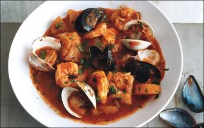 Quel est ce ragot, servi en Espagne orientale, confectionn  base de poissons, fruits de mer, vin, tomates et pommes de terre ?