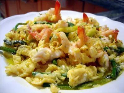 O mangerez-vous, le revuelto, brouillade d'oeufs avec crevettes et asperges ?