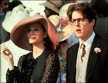 Quel film de 1994 raconte une histoire d'amour ayant pour fond les aventures d'un groupe d'amis,  travers les yeux d'un Hugh Grant qui est obnubil par Andie MacDowell, une amricaine trs attirante qu'il rencontre rgulirement lors de crmonies familiales ?