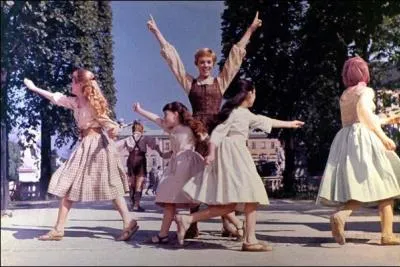 Ce film de 1965 nous raconte l'histoire d'une jeune religieuse devenue gouvernante d'une famille de 7 enfants, sur fond de nazisme en Autriche. Quel est son titre franais ?