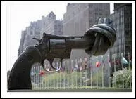 Thoreau a dmissionn de son poste d'instituteur  Concord, car il refusait d'appliquer un principe en usage  l'poque, lequel ?