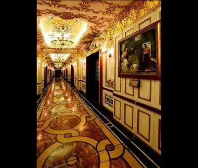 Dans ce pays, une entreprise pharmaceutique s'est offert une copie conforme du chteau de Versailles !