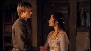 De quelle couleur est le ruban porte-bonheur que Gwen donne  Arthur dans la saison 2 ?