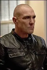 En ralit, qui est  M , le tueur en srie qui travaille pour Moriarty ?