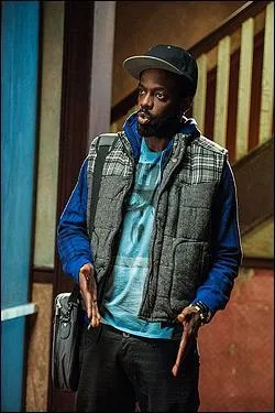 Il apprend  Joan Watson  forcer la serrure des voitures.