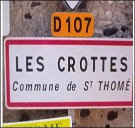 Les Crottes. Village mdival situ dans l'Ardche (07). Qu'voque le monument historique situ  l'entre de ce village ?