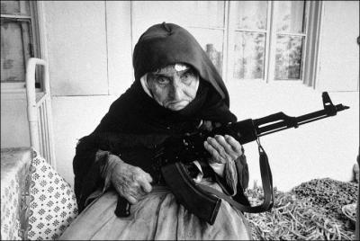 La photo date de 1990, cette Armnienne a 106 ans, que fait-elle exactement ?