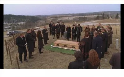 Durant l'enterrement de Marion, Lou raconte une anecdote ; sur quoi porte-t-elle ?