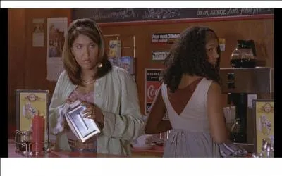 Sur cette image, qui est la femme prsente  cot de Soraya ?