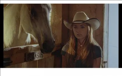 Dans cette scne, Amy croit apercevoir sa mre dans l'curie. De qui s'agissait-il en vrit ?