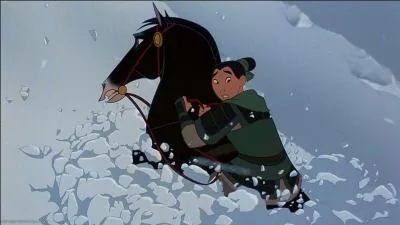 Qui tient compagnie  Mulan alors qu'elle est isole sur la montagne ?
