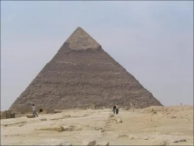 C'est une des pyramides du plateau de Gizeh, mais laquelle ?
