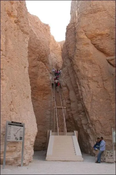 Cet escalier permet d'accder  une tombe de la valle des rois, mais laquelle ?