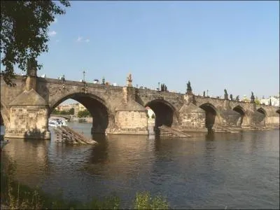 Ce pont aux statues est  ...