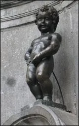 Cette fontaine est au croisement de deux rues de