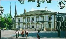 Ce batiment est la mairie de ...