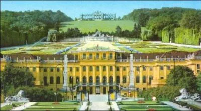 Ce chteau est situ aux environs de ...