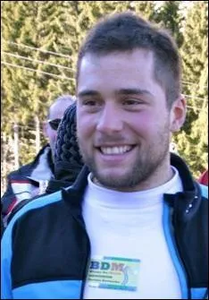 Quel chasuble portait Arnaud Bovolenta lors de sa finale de ski cross (preuve remporte par 3 franais) ?