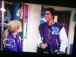 Quel est le petit ami de la fille qui est sur la question 1 ?