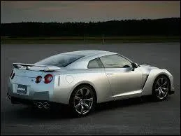 Comment s'appelle cette nissan ?