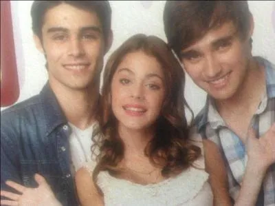 Violetta hsite entre . . ( dans la saison 1)