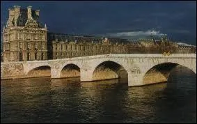 Qui a dit :  Passent les jours et passent les semaines Ni le temps pass ni les amours reviennent Sous le pont Mirabeau coule la Seine.  ?