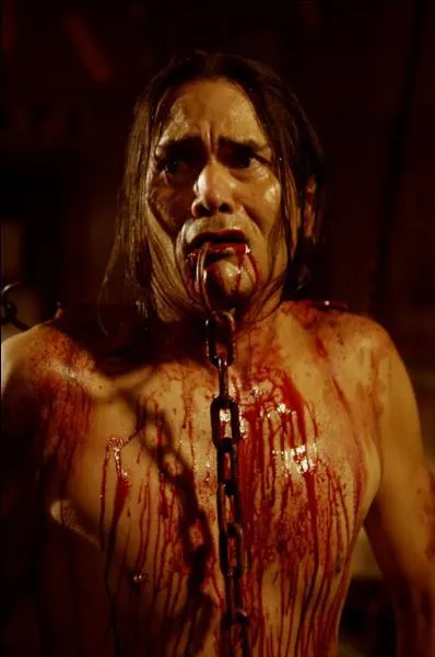 Dans  Dcadence 3 , combien Troy a-t-il de chaines accroches au corps ?