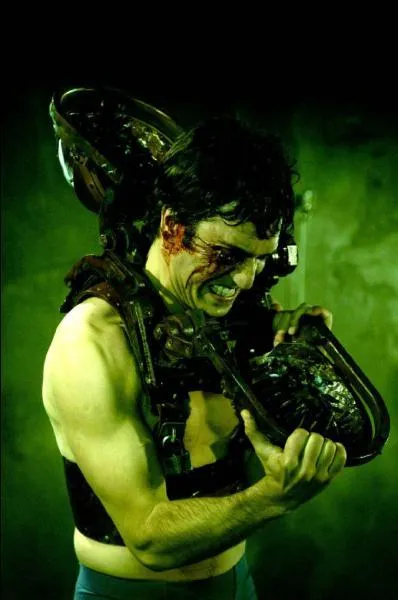 Qu'est-ce que Michael Marks doit enlever de derrire son oeil afin de russir sa mission ?