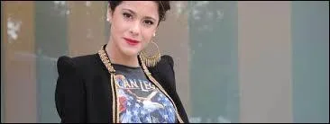 Qui fait une surprise  Violetta en revenant au studio et en logeant chez elle ?