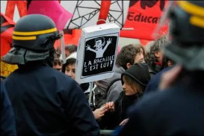 Aprs sa visite quelque peu houleuse  Saint-L pour ses voeux aux enseignants, qu'a dcid Nicolas Sarkozy?