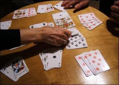 Au jeu de rami que doit-on avoir dans son jeu pour avoir le droit de poser des cartes au premier tour ?