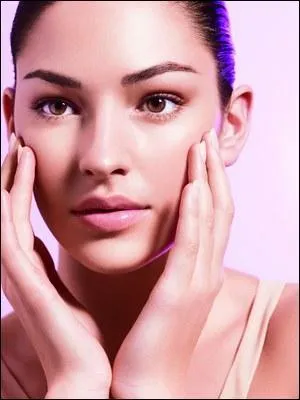 Le dissolvant nettoie la peau.