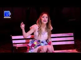 Pendant quelle chanson Ludmila et Nata ont-elles un foulard ?