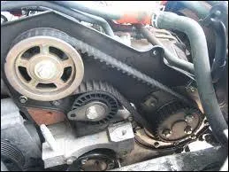 Elment essentiel de la motorisation d'une voiture puisqu'elle permet la synchronisation de certains de ses organes. Sa casse peut entraner de graves dommages sur tout le bloc moteur. Il est donc primordial de respecter la frquence de changement prconise par le constructeur. Mais aussi de la contrler  chaque passage chez le garagiste.