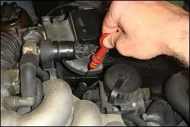 Il s'agit gnralement d'un anneau peint en rouge ou jaune dpassant du moteur. De quel liquide la jauge nous sert-elle  contrler le niveau ?