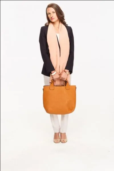 Qui est cette femme au foyer qui souhaite le succès de sa fille ?