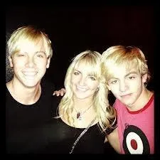 Qui sont ces trois blondinets ?