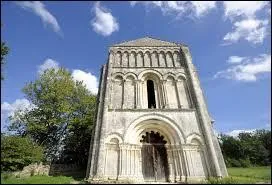 En Angoumois, quelle est cette jolie petite �glise �gar�e dans un vallon perdu ?