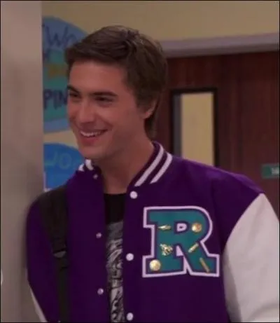 Comment s'appelle le garon dont Maddie est amoureuse ?