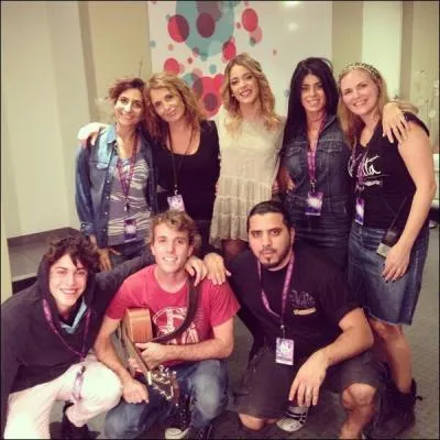 Mariana Stoessel, la mre de Tini, est-elle sur Twitter ? Si oui, quel est son nom ?