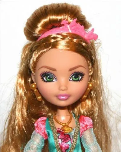 De quelle forme sont les boucles d'oreilles d'Ashlynn Ella ?